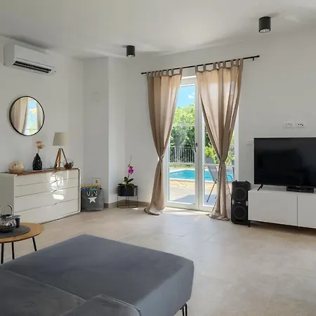 Modern Casa Stefani With Pool In Buje